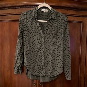 Cloth & Stone Anthropologie Green Leopard Print Button-Up Shirt Sz Medium Tencel